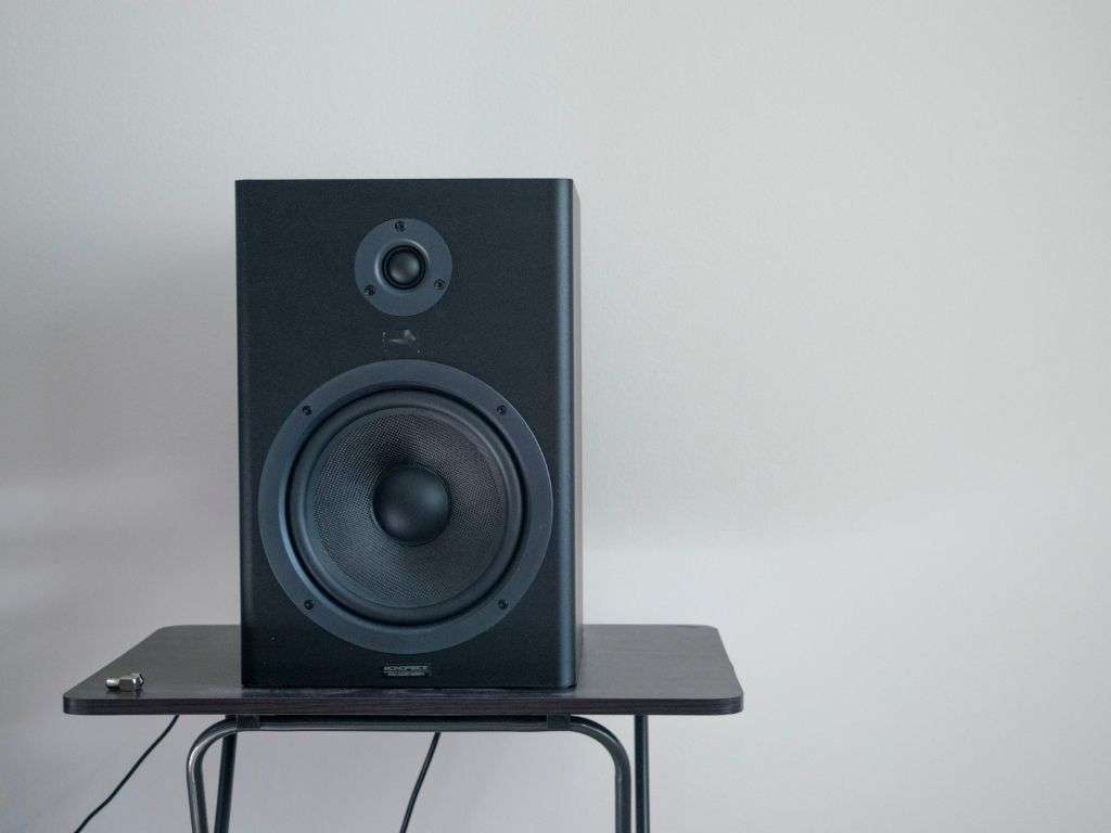 An active speaker on a table