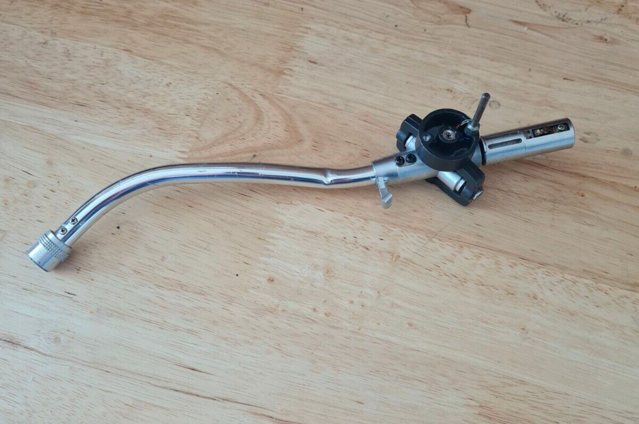 Example of an s-shaped tonearm