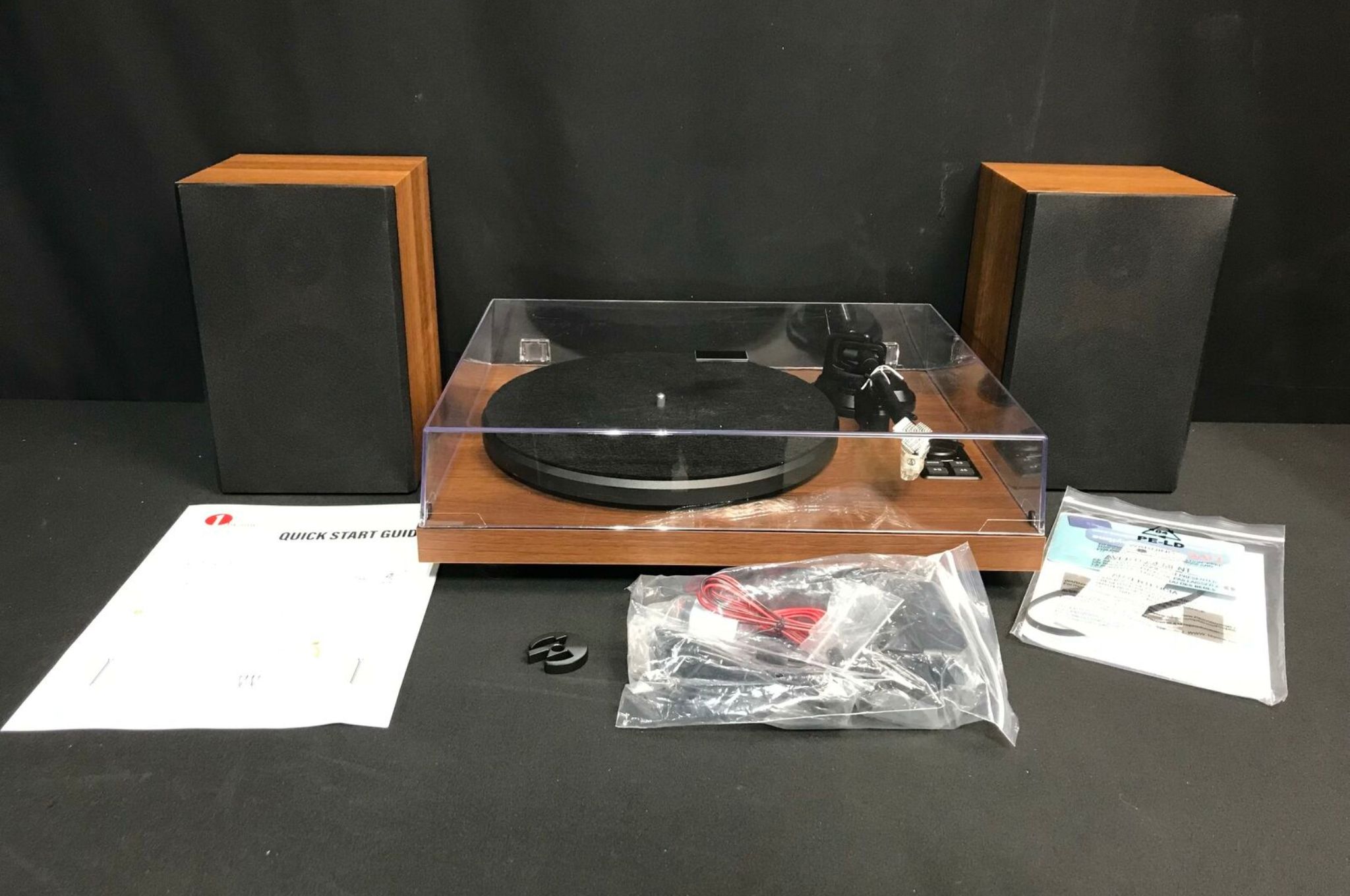 1 BY ONE Turntable with external speakers