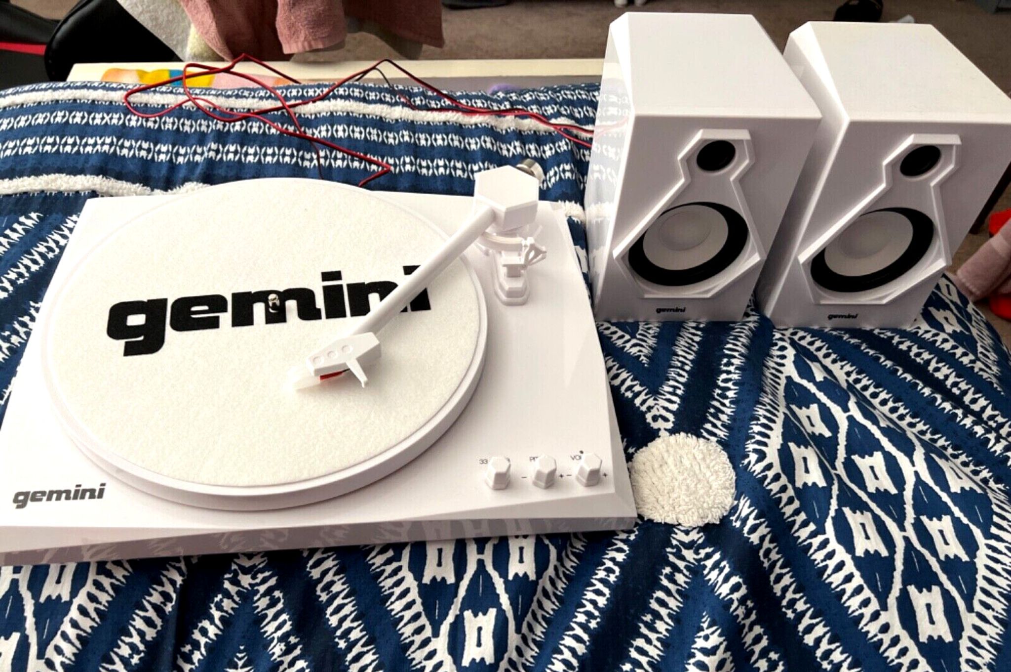 White Gemini Sound TT-900 with two stereo speakers